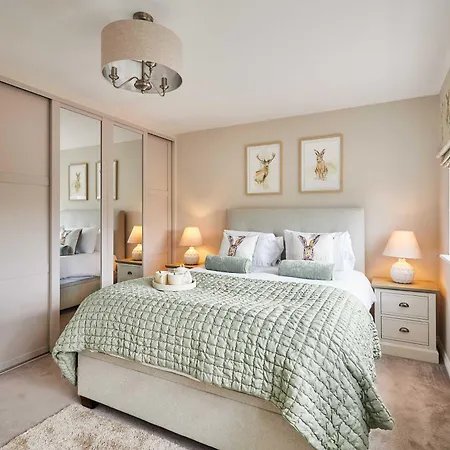 Host & - Stratton Close *